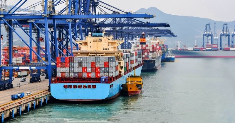 O Brasil teve um gasto estimado de US$ 2,3 bilhões com demurrage em 2024, de acordo com estudo da consultoria Bain & Company. O termo se refere aos custos gerados pela sobre-estadia de navios nos portos para carga e descarga, configurando-se como um dos principais gargalos da logística portuária nacional. Segundo o levantamento, o volume total movimentado nos portos brasileiros foi de 1,32 bilhão de toneladas em 2024, mantendo um crescimento anual composto (CAGR) de mais de 4% desde 2020. No entanto, os custos associados ao tempo parado dos navios impactam diretamente o preço final de produtos de exportação, como minério de ferro, soja, milho e petróleo, além de insumos importados como fertilizantes e derivados de petróleo. Ineficiência portuária e demurrage no Brasil Apesar de avanços em infraestrutura nos últimos anos, o estudo aponta que a gestão de demurrage segue como desafio crítico. Apenas em 2023, a Antaq registrou 150 mil horas de paralisações nas operações portuárias. Entre as principais causas, estão condições climáticas, congestionamento de terminais, burocracia e infraestrutura deficiente, que juntos responderam por mais de 75% dos atrasos. Com uma previsão de crescimento de 8% nas operações portuárias, a consultoria ressalta que o cenário tende a pressionar ainda mais os custos logísticos caso não haja ações preventivas coordenadas. “Apesar das recentes melhorias na infraestrutura e eficiência dos portos no Brasil, ainda assim se faz necessária uma gestão ativa de demurrage como elemento crítico das estratégias operacionais, para assegurar melhores resultados”, aponta o estudo. Estratégias para reduzir o custo com sobre-estadia Com base em projetos realizados no setor, a Bain estima que é possível reduzir o tempo de demurrage em mais de 50%, desde que sejam adotadas práticas estruturadas. A consultoria propõe cinco medidas principais: • Análise detalhada das causas-raiz do demurrage por tipo de porto e produto. • Criação de equipes ágeis para monitorar e gerir ativamente os atrasos. • Redesenho de processos e revisão de políticas de decisão com foco em responsabilização e transparência. • Revisão das regras de negócio relacionadas à demurrage, com definição de parâmetros objetivos. • Investimentos em ferramentas digitais e infraestrutura, com uso de inteligência artificial e dados para melhorar a previsão e correção de gargalos. Essas iniciativas, segundo a Bain, têm potencial de gerar retorno financeiro no curto prazo e mitigar os impactos da ineficiência logística no transporte marítimo de cargas. A análise reforça que, diante da complexidade do comércio exterior brasileiro, controlar os custos com demurrage é essencial para manter a competitividade das exportações e o equilíbrio dos preços no mercado interno.
